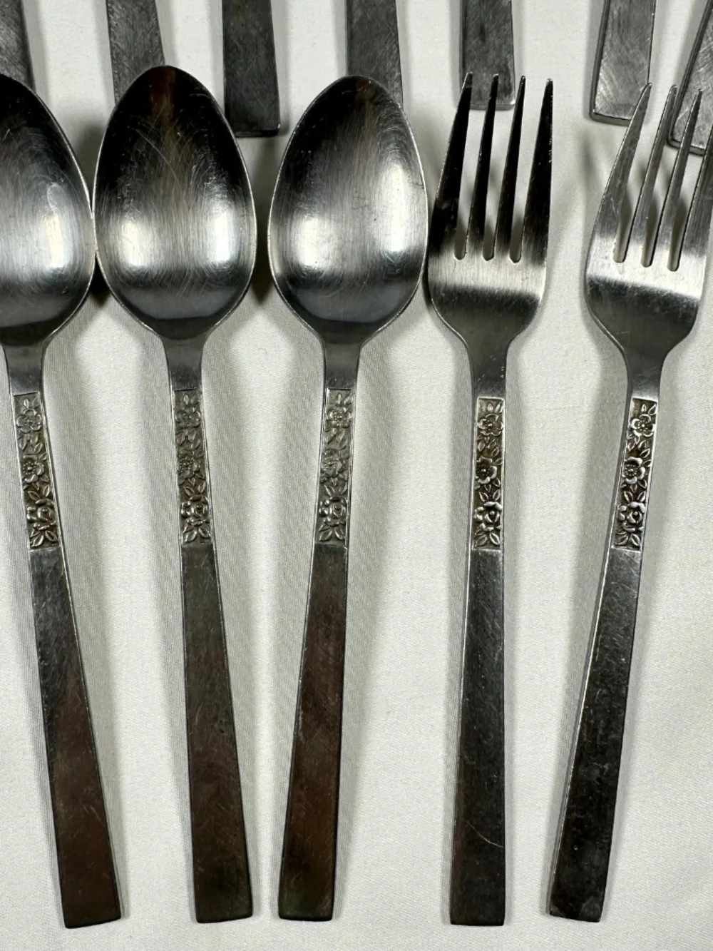 Flatware Roger Cutlery Co Stainless Japan Dorette Pattern 16 Piece 1970s